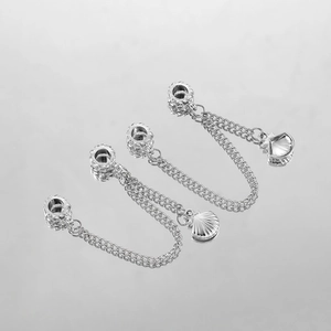 Dettaglio di tre catene di sicurezza in argento con conchiglia per bracciali gioielli DIY