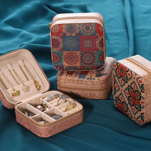 Joyero bohemio compacto con estampados vintage e interior de terciopelo suave