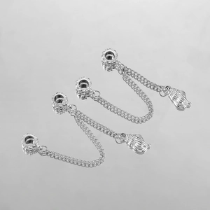 Dettaglio di ciondolo a conchiglia d'argento con doppia catena per gioielli DIY