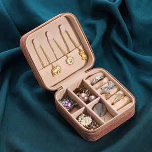 Detalle del joyero con interior de terciopelo, ganchos para collares y ranuras para anillos