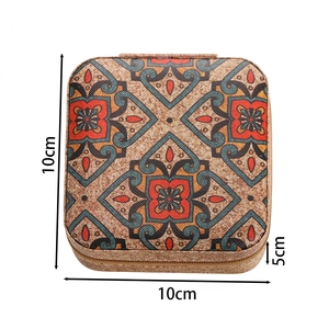 Vista superior del joyero de corcho 10x10cm con diseño de mandala y cremallera dorada