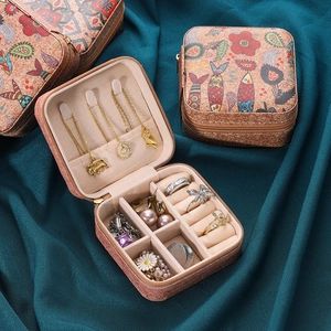 Joyero vintage portátil con textura de corcho y estampado bohemio de peces y flores