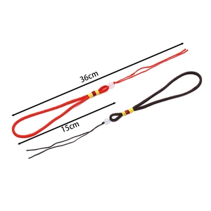 Détail du cordon tissé à la main avec fils dorés et perle translucide en rouge et brun