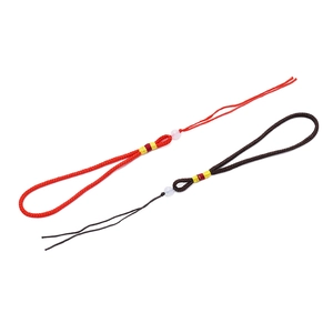 Détail du cordon tissé à la main avec accents dorés et perle pour pendentif DIY