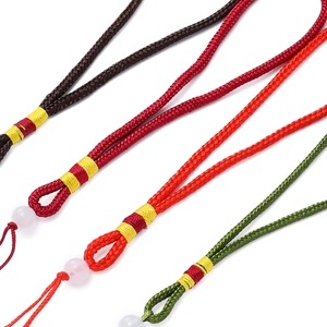 Vue détaillée de cordons tissés à la main en quatre couleurs avec perles pour bijoux DIY