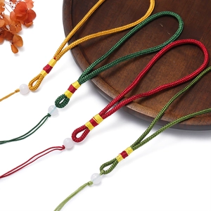 Gros plan de cordons tressés colorés avec perle blanche et nœuds traditionnels chinois
