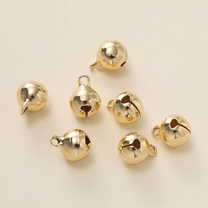 Set van zeven gouden vintage metalen bellen met hartuitsparingen voor DIY-knutselwerk