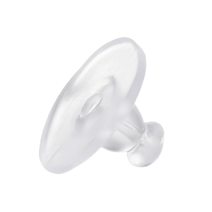 Primer plano de cierres de silicona transparente para la reparación de pendientes DIY