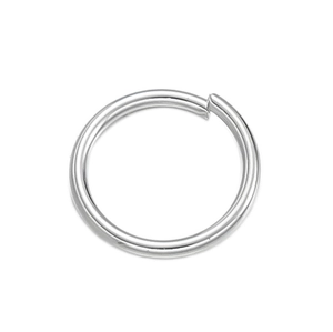 Primer plano de anilla de metal plateado pulido para la creación de joyas DIY