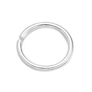 Vista detallada de anillas de plata pulida para la creación de joyas y collares DIY