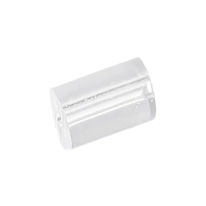 Primer plano de un tope de silicona transparente para pendientes y creación de joyería