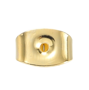 Primer plano de cierre para pendientes en metal dorado con diseño de mariposa