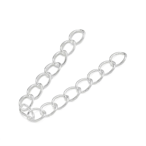 Primer plano de una cadena de eslabones ovalados plateados para joyería artesanal DIY