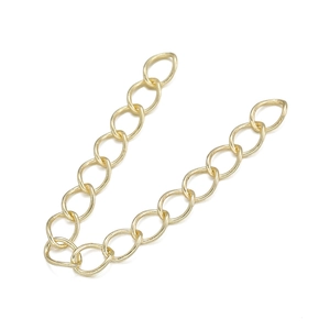 Detalle de eslabones de cadena bañados en oro de 18K con textura para crear joyas