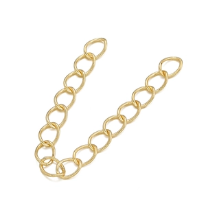 Detalle de eslabones de cadena bañados en oro con textura martillada para joyería
