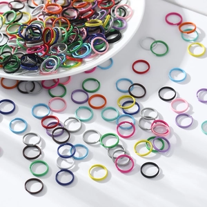 Vue macro de boucles ouvertes colorées 8/10mm pour la création de bijoux DIY et l'artisanat