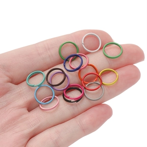 Détail d'anneaux brisés en métal peint coloré 8-10 mm pour création de bijoux DIY