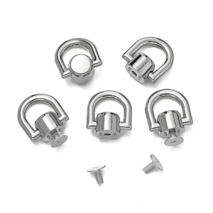 Λεπτομέρεια macro από βιδωτά πριτσίνια D-ring 18mm από κράμα ψευδαργύρου σε ασημί χρώμα