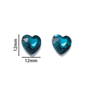 Vista dettagliata di pietre in cristallo blu a forma di cuore da 12mm per fai da te