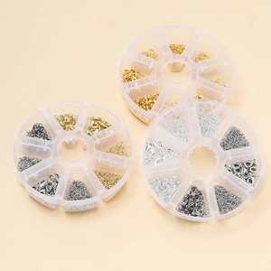 Detalle de caja de 8 compartimentos con cierres de langosta oro y plata para joyería DIY