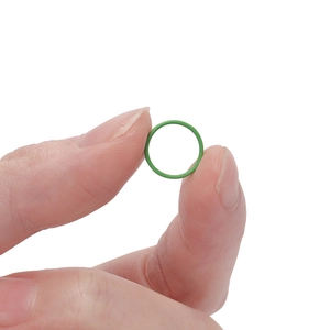 Gros plan sur les anneaux de jonction peints en vert 8-10mm pour la création de bijoux DIY