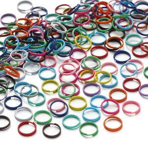 Gros plan d'anneaux doubles colorés et peints pour la création de bijoux et porte-clés DIY