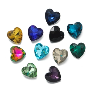 Dettaglio macro di cristalli di vetro a forma di cuore sfaccettato con base in metallo 11 colori