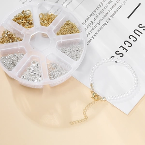 Kit de joyería DIY con cierres de oro y plata en una caja de almacenamiento de 8 rejillas