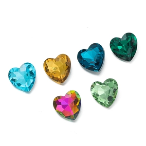 Vista macro di cristalli di vetro a forma di cuore con superfici sfaccettate per artigianato