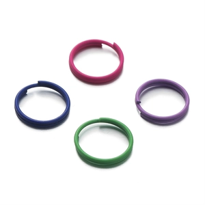 Détail d'anneaux doubles peints en rose, bleu, violet et vert pour la création de bijoux