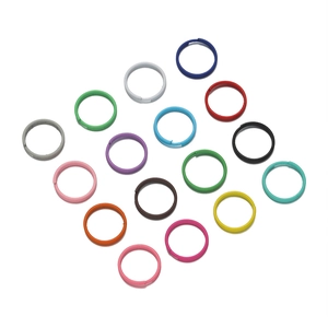 Détail d'anneaux de jonction métalliques colorés 8/10mm pour la création de bijoux DIY