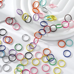 Anneaux brisés colorés de 10mm en métal peint sur un présentoir blanc à étages
