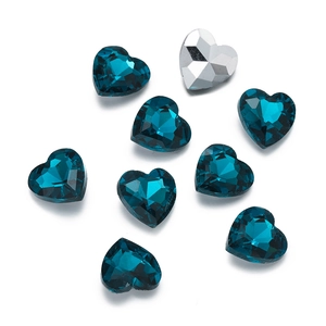Vista macro di cristalli di vetro a forma di cuore per gioielli fai-da-te e nail art