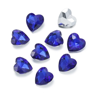 Dettaglio di cristalli di vetro blu a cuore con taglio sfaccettato e base argentata lucida