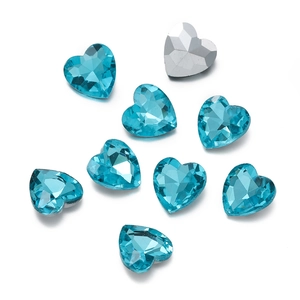 Macro di cristalli di vetro a forma di cuore azzurro con sfaccettature e supporto argento