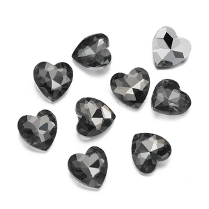 Dettaglio macro di strass in cristallo grigio sfaccettato a forma di cuore per gioielli fai da te