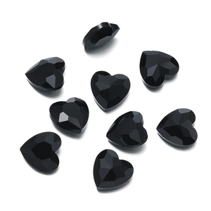 Dettaglio di strass a cuore in vetro nero sfaccettato per artigianato fai-da-te e nail art