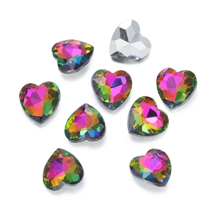 Dettaglio di cristalli di vetro a cuore iridato AB con retro in argento per decorazione