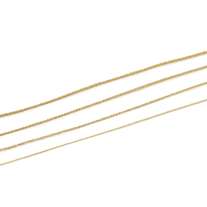 Detalle de cuatro grosores de cordones de poliéster dorado para la creación de joyas DIY