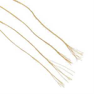 Foto macro de cuatro grosores de hilos de poliéster metálico dorado para tejer joyería