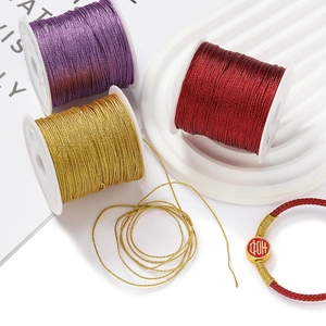 Detalle macro de hilos metálicos púrpura oro y rojos para proyectos de tejido DIY