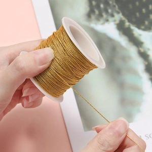 Hilo metálico dorado en carrete blanco para tejido de joyas y bordado artesanal
