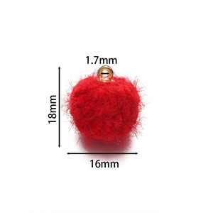 Vue détaillée d'un pendentif pompon rouge en fausse fourrure de 18mm avec anneau doré