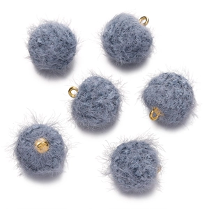 Détail de six pendentifs en fausse fourrure de vison bleu brume avec boucles dorées