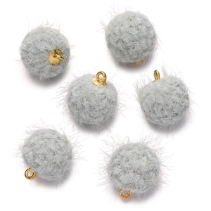 Détail de 6 pompons gris en fausse fourrure avec anneaux dorés pour création de bijoux