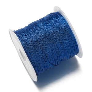 Detalle macro de hilo de poliéster metálico azul oscuro para tejido de joyería DIY