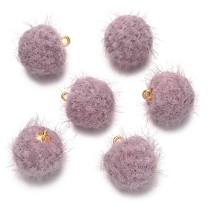 Détail de pompons en fausse fourrure lavande 18mm avec anneaux dorés pour bijoux DIY