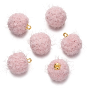 Détail de six pompons en fausse fourrure rose 18mm avec anneaux dorés pour bijoux DIY