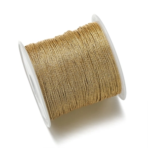 Primer plano de carrete de hilo dorado metálico para tejido de joyas y bordado manual