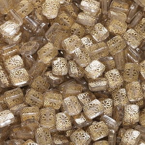 Makroaufnahme rechteckiger Acrylperlen mit goldenen Blumenmustern für Schmuckdesign